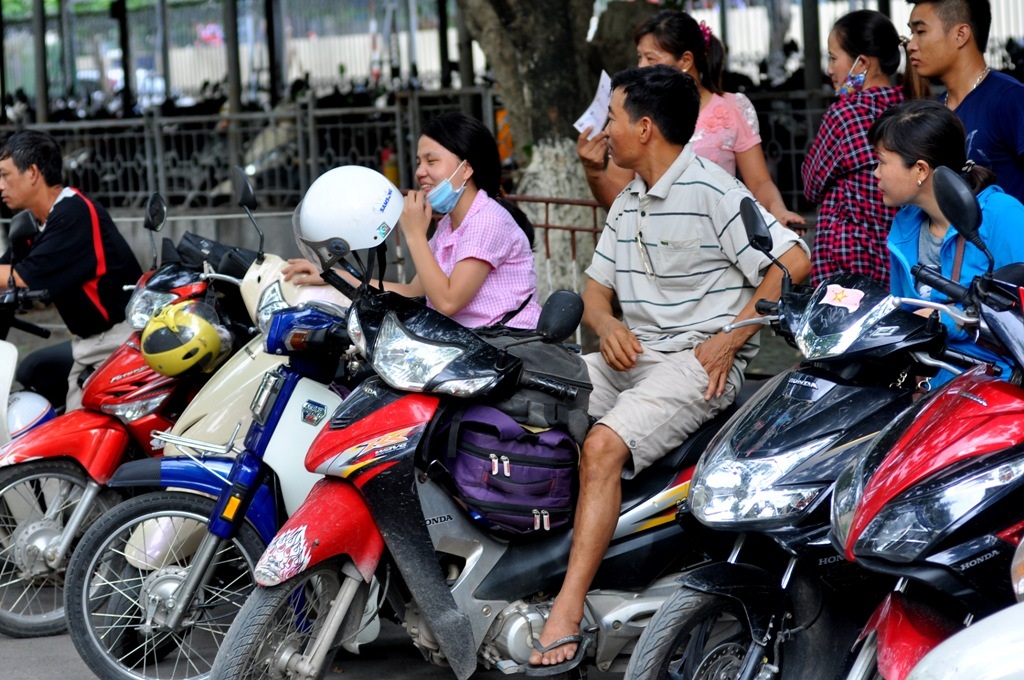 Đồ đạc được phụ huynh buộc gọn gàng trên xe máy