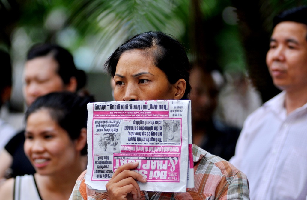 Nhiều bậc phụ huynh hướng ánh mắt lo lắng vào phòng thi