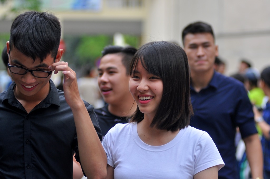 Thí sinh nhẹ nhõm, thở phào rời phòng thi sau chuỗi ngày vất vả vượt vũ môn