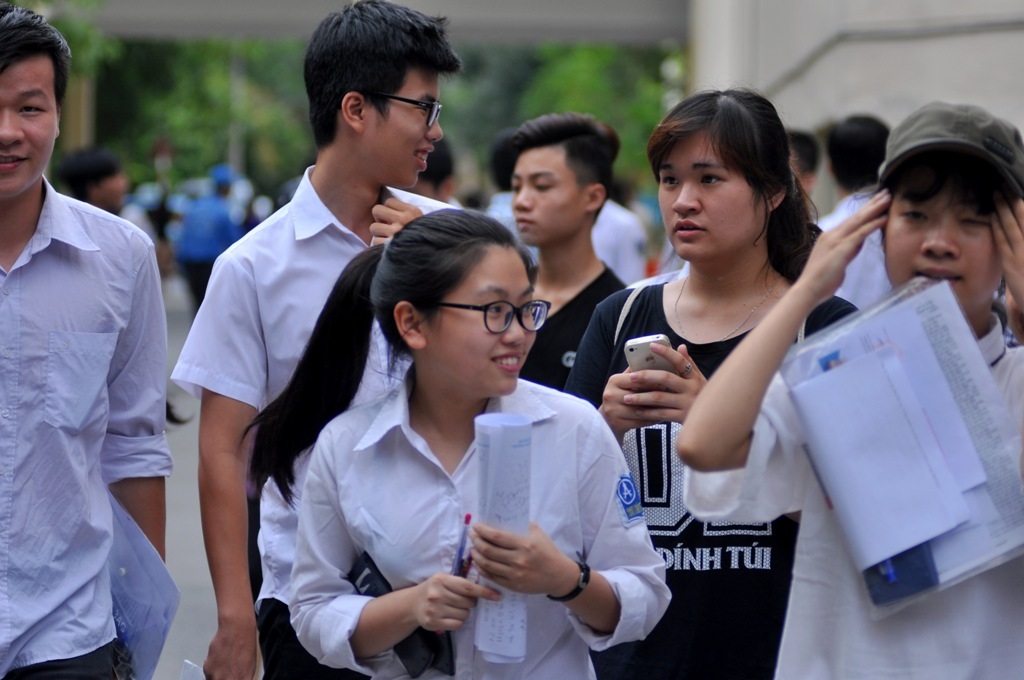 Đúng 4h, kết thúc môn Sinh, nhiều sỹ tử rời phòng thi với tâm trạng vui vẻ, phấn khởi