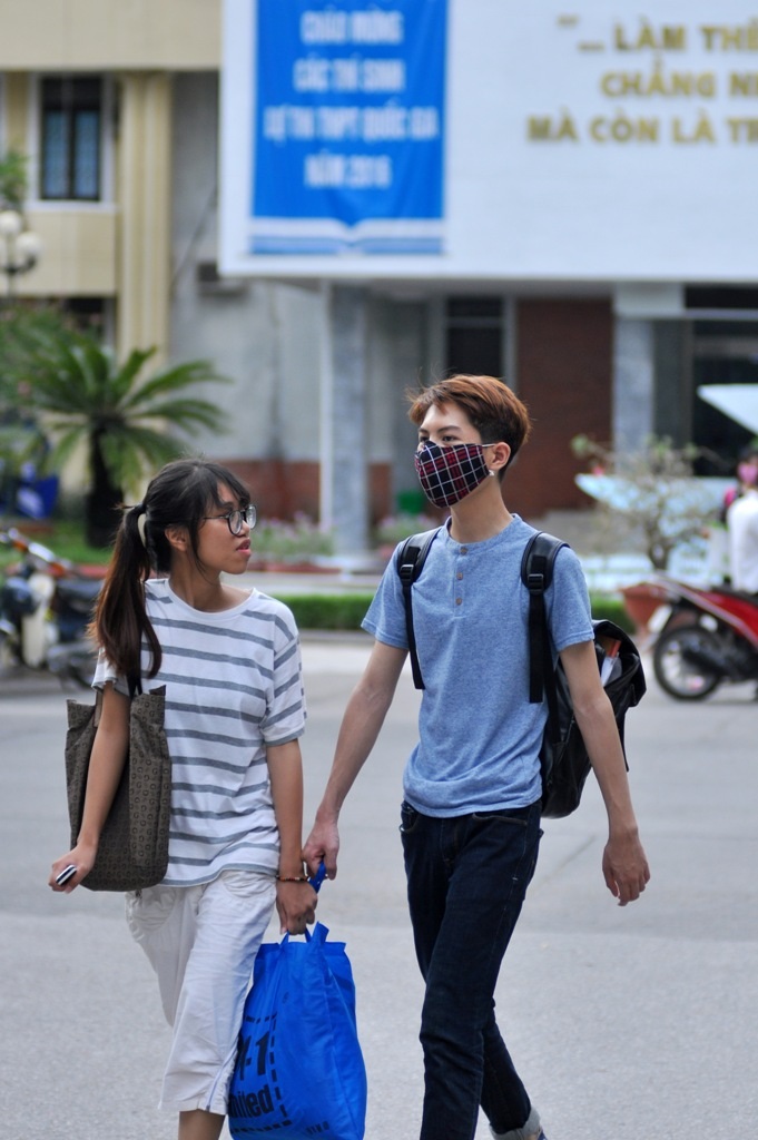 Phụ huynh, sĩ tử vội vã rời thủ đô sau môn thi cuối - 12