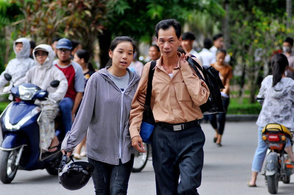 Hai bố con sỹ tử vội vã ra xe về nhà