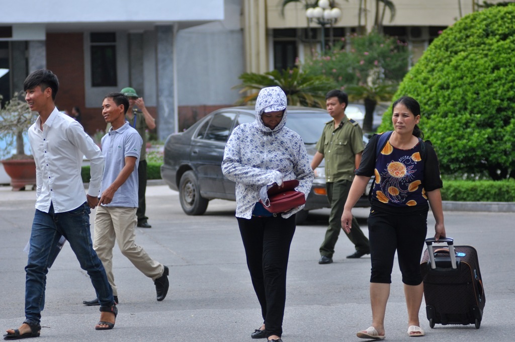 Vẻ mệt mỏi của phụ huynh sau chuỗi ngày vất vả đưa con đi thi