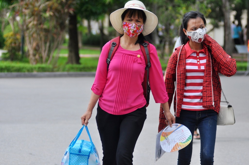 Ngay sau khi kết thúc môn thi cuối cùng, phụ huynh và thí sinh vội vã rời điểm thi về quê