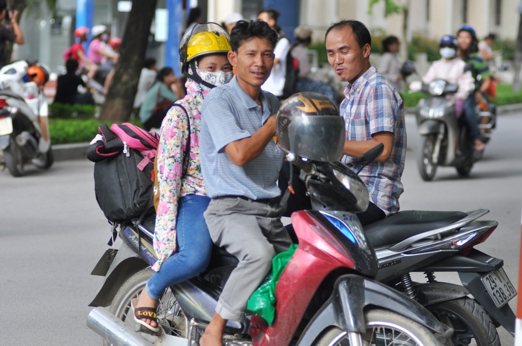 Một phụ huynh ở Sơn Tây lỉnh kỉnh đồ đạc cùng con rời Thủ đô về quê