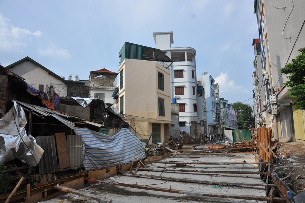 
Dự án cải tạo, nâng cấp mương thoát nước LA2 (ngõ 139 Khương Thượng, Đống Đa, Hà Nội), dài khoảng 1,5km được khởi công từ năm 2012 nhưng đến nay vẫn chưa hoàn thiện. Ngoài việc thi công chậm ảnh hưởng không nhỏ đến cuộc sống của người dân như Dân trí đã phản ánh trong bài Sống giữa Thủ đô vẫn phải bắc cầu, lội nước thải vào nhà, tại đây còn mọc lên nhiều căn nhà siêu mỏng, siêu méo.
