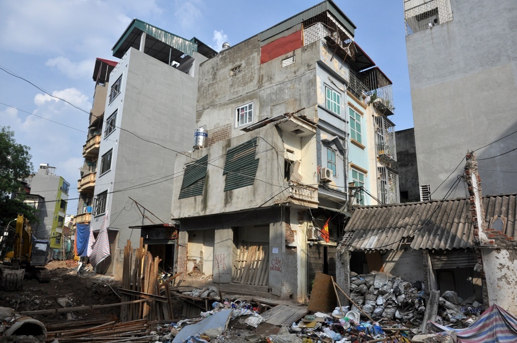 
Một ngôi nhà 2 tầng có chiều sâu chưa đến 1 m, được sửa lại từ ngôi nhà cũ đã đập đi một nửa. Người dân sống tại đây cho biết, một số ngôi nhà siêu nhỏ, siêu mỏng được giao bán với giá khoảng 200 triệu đồng/1 m2.
