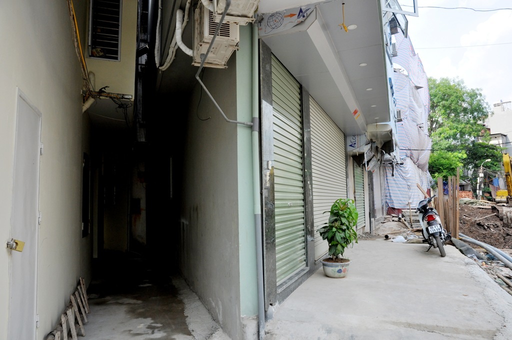 
Rất nhiều ngôi nhà trên tuyến đường có một cạnh chỉ mỏng như bức tường.
