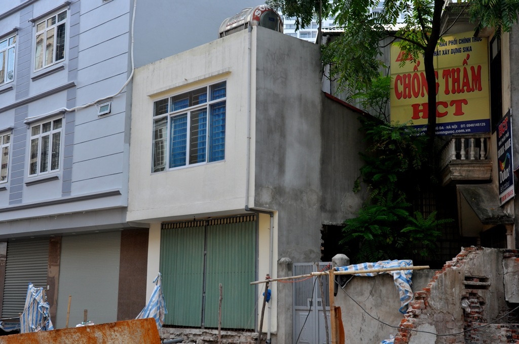 
Một căn nhà vừa được sửa sang trông khá vuông vắn nhưng chiều sâu lại dài chưa đầy 1 m.
