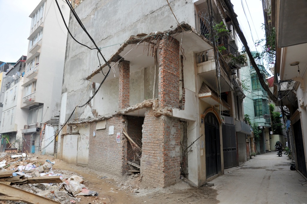 
Những ngôi nhà nham nhở, có diện tích nhỏ hẹp nằm chắn trước những ngôi nhà lớn bên trong khiến bộ mặt đô thị nhếch nhác, lộn xộn.
