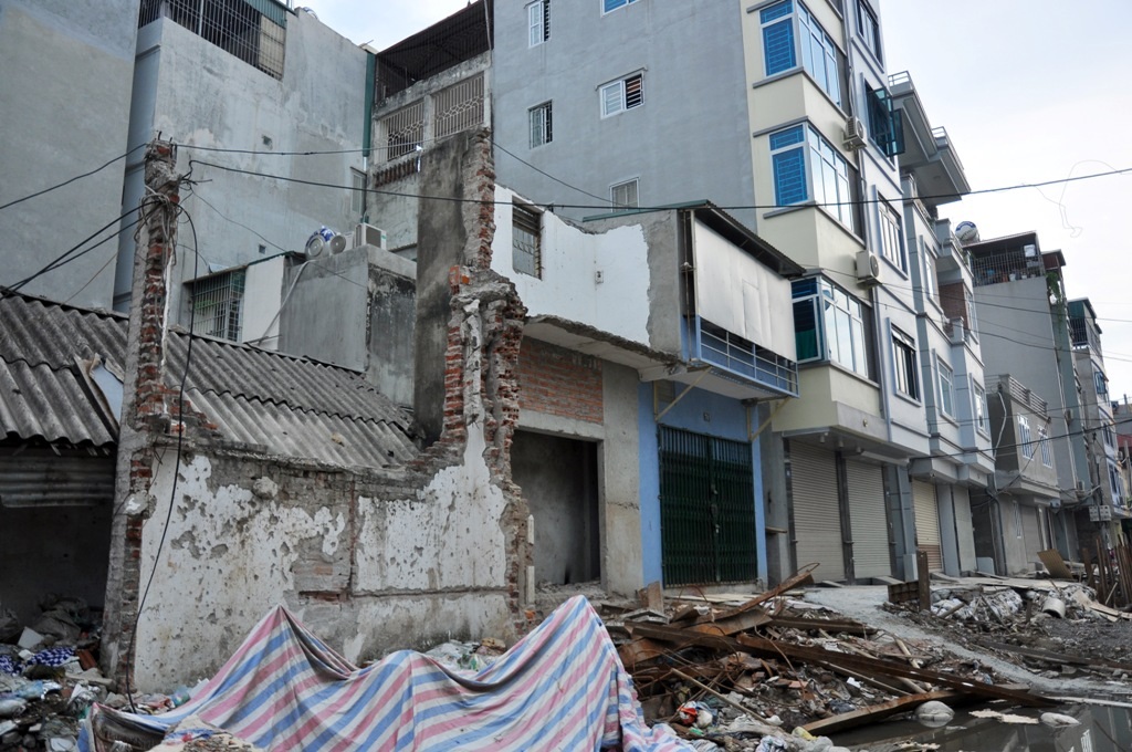 Việc thi công dự án tuyến mương thoát nước khiến nhiều ngôi nhà sau khi giải phóng mặt bằng, diện tích nhà để ở chỉ còn lại vài mét, thậm chí có nhà chỉ còn lại một bức tường.