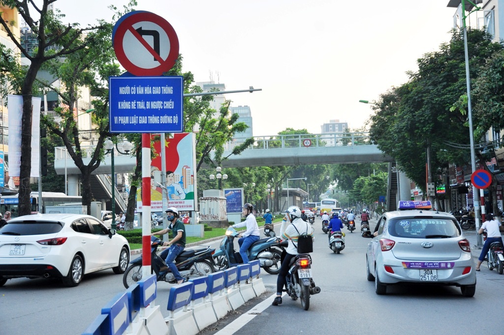
Tuy nhiên, để rút ngắn quãng đường đi từ hướng đường Giang Văn Minh về hướng Cát Linh, nhiều người tham gia giao thông bất chấp luật lệ và sự nguy hiểm, vẫn quay đầu đi ngược chiều vào đường cấm.
