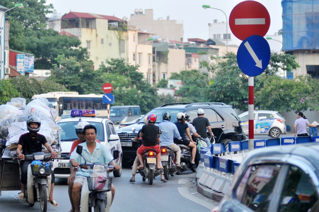 
Xe máy nối đuôi nhau luồn lách ngược chiều khiến giao thông hỗn loạn.
