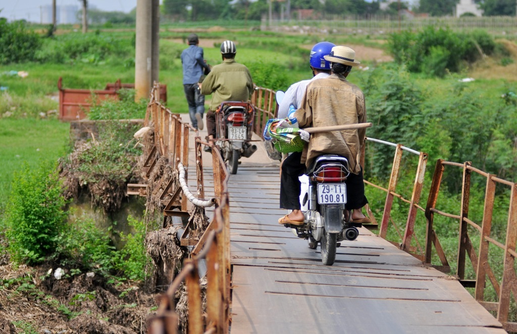 
Lòng cầu hẹp lại xuống cấp nên mỗi lần các phương tiện di chuyển qua, cầu rung lắc mạnh. Nhiều người dân phải giảm tốc độ hoặc xuống xe dắt bộ để đảm bảo an toàn.
