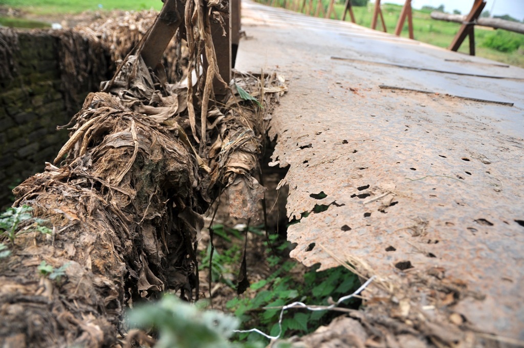 
Do tồn tại đã lâu và liên tục bị ngập nước mỗi khi trời mưa, các thanh sắt trên cầu đã bị hoen gỉ, mục nát
