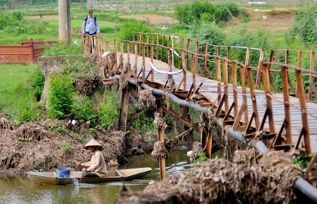 
Cầu Đồng Hoàng (quận Hà Đông, Hà Nội) được xây dựng từ những năm 1980 của thế kỷ trước. Trải qua hàng chục năm tồn tại, hiện cây cầu này đã xuống cấp trầm trọng, trở thành mối nguy hiểm đe dọa tính mạng người dân mỗi khi phải di chuyển qua đây
