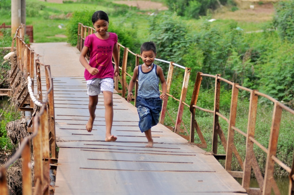 
Được biết, cây cầu này còn lối đi chính dẫn từ tổ dân phố 18 của phường Đồng Mai sang các trường cấp 1, cấp 2 và cấp 3 nên hàng ngày lượng học sinh qua đây rất đông.
