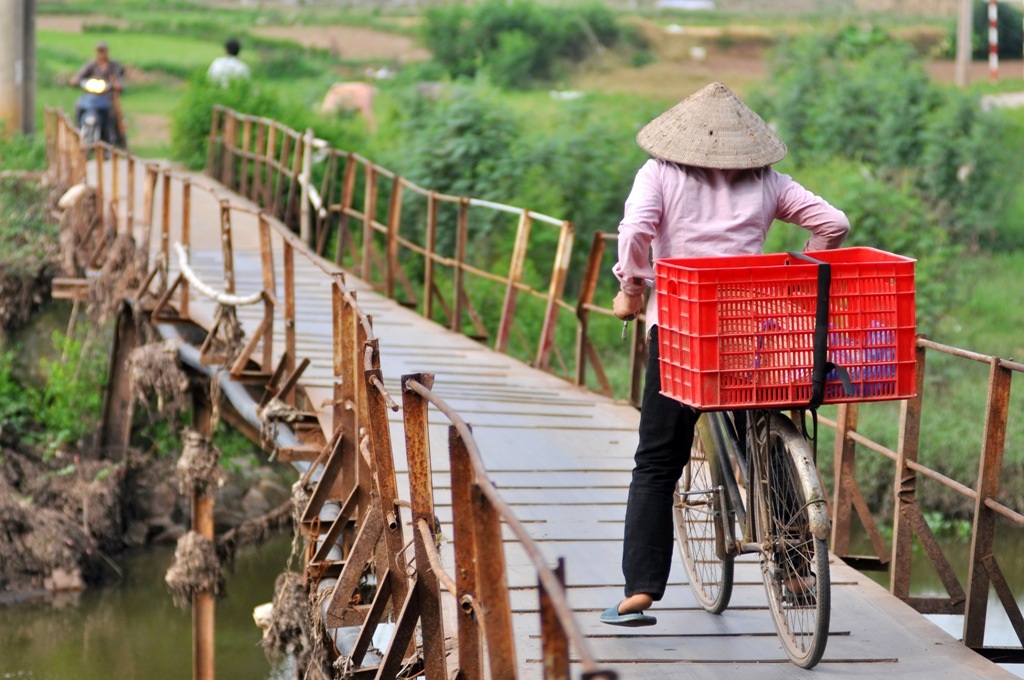 Cầu Đồng Hoàng được xây dựng hơn 40 năm trước hiện tại đã xuống cấp trầm trọng (ảnh: Trần Văn)