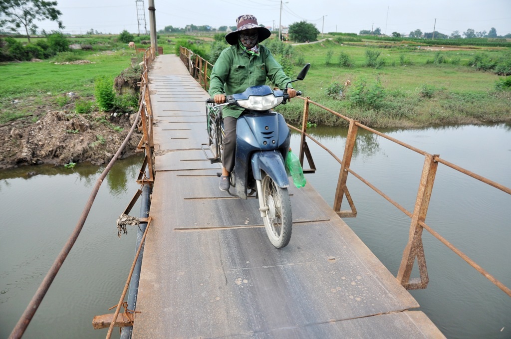 
Cây cầu trở thành nỗi ám ảnh đối với không ít người dân nơi đây. Bà Nguyễn Thị Nội (70 tuổi, tổ 18, Đồng Mai) cho biết, mỗi lần qua cầu bà đều phải xuống dắt bộ vì… sợ ngã. Cứ mưa là nước ngập lên mặt cầu, trơn lắm. Thông gia nhà tôi về chơi không quen đường, đi qua cầu bị ngã sõng xoài. Gần đây nhất là buổi sáng ngày 15/7, có người bị ngã phải nhập viện điều trị”, bà Nội nói.
