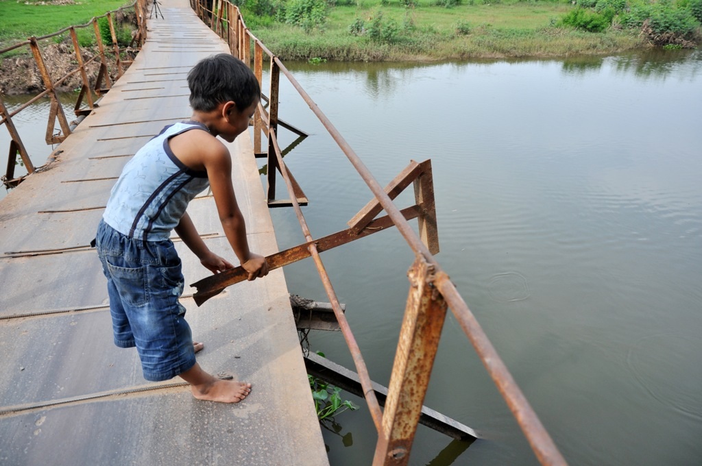 
Hệ thống lan can sơ sài, tạm bợ. Chỉ cần động tay nhẹ là các thanh sắt cũng bị bung mối hàn
