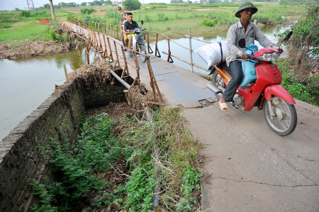 
Nếu không đi qua cầu, người dân phải sử dụng đò để qua sông hoặc đi vòng qua xã Thụy Hương (thị trấn Chúc Sơn, Chương Mỹ) rồi đi qua cầu Mai Lĩnh cách xa khoảng 6-7km.
