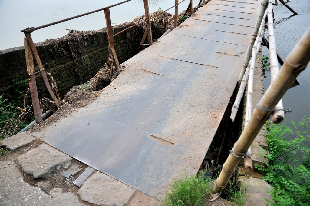 
Lối dẫn vào cầu sơ sài, tạm bợ
