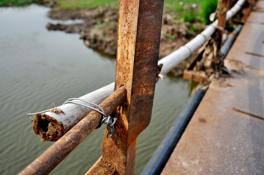 
Để đảm bảo an toàn, nhiều hộ dân ở đây đã dùng các thanh tre buộc tạm làm lan can cầu

