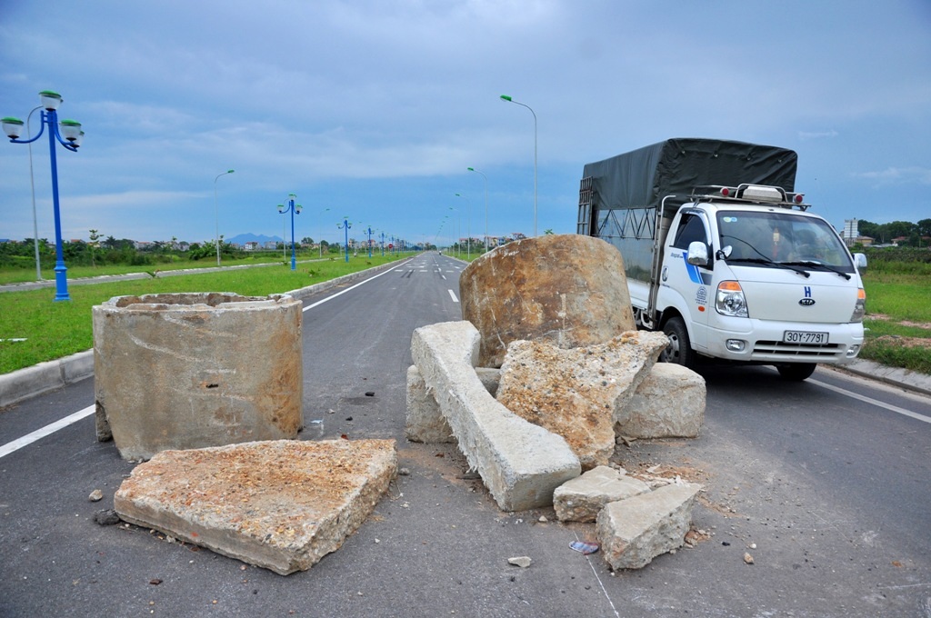 
Thậm chí, tại một số nút giao thông, các ống cống, bê tông được đặt chắn ngang mặt đường.
