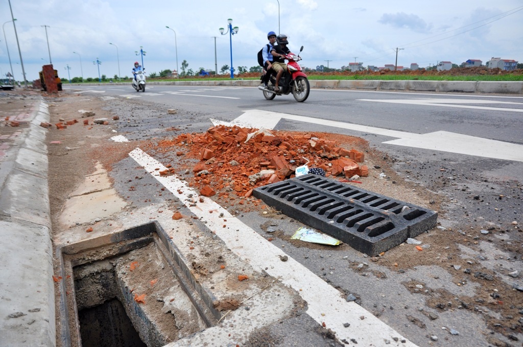 
Một nắp cống được mở toang, không hề có biển cảnh báo nguy hiểm.
