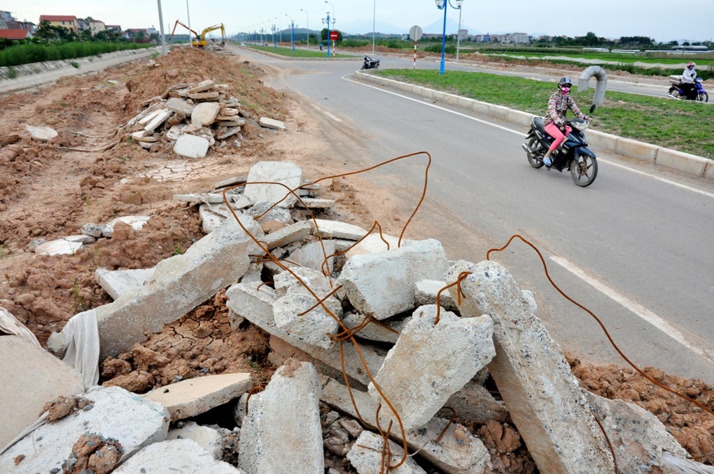 
Phế thải xây dựng đổ ngổn ngang trên lòng đường trở thành những cái bẫy nguy hiểm vào buổi tối.
