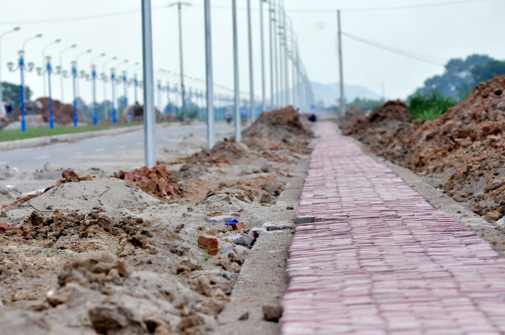 
Tuy nhiên, sau hơn 2 tháng thông xe kỹ thuật, con đường vẫn chưa được đưa vào sử dụng. Nhiều hạng mục của công trình vẫn còn ngổn ngang.
