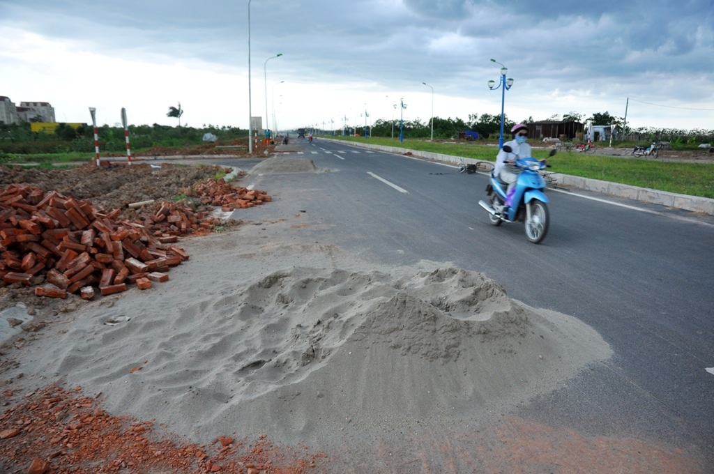 
Chị Trần Thị Hân (Liễu Trì, Mê Linh, Hà Nội) cho biết, hầu như ngày nào ở đây cũng xảy ra tai nạn, đặc biệt là tại khu vực ngã Tư Liễu Trì giao cắt với đường dân sinh. Do không có đèn tín hiệu và vòng xuyến, mặt đường đầy đất cát nên rất nguy hiểm. Đã có người chết, người nằm viện, rất thương tâm. Chúng tôi ở đây vô cùng bức xúc và bất an, đặc biệt là sắp vào năm học mới khi con em chúng tôi phải đi qua cung đường tử thần này để đến trường, chị Hân nói.
