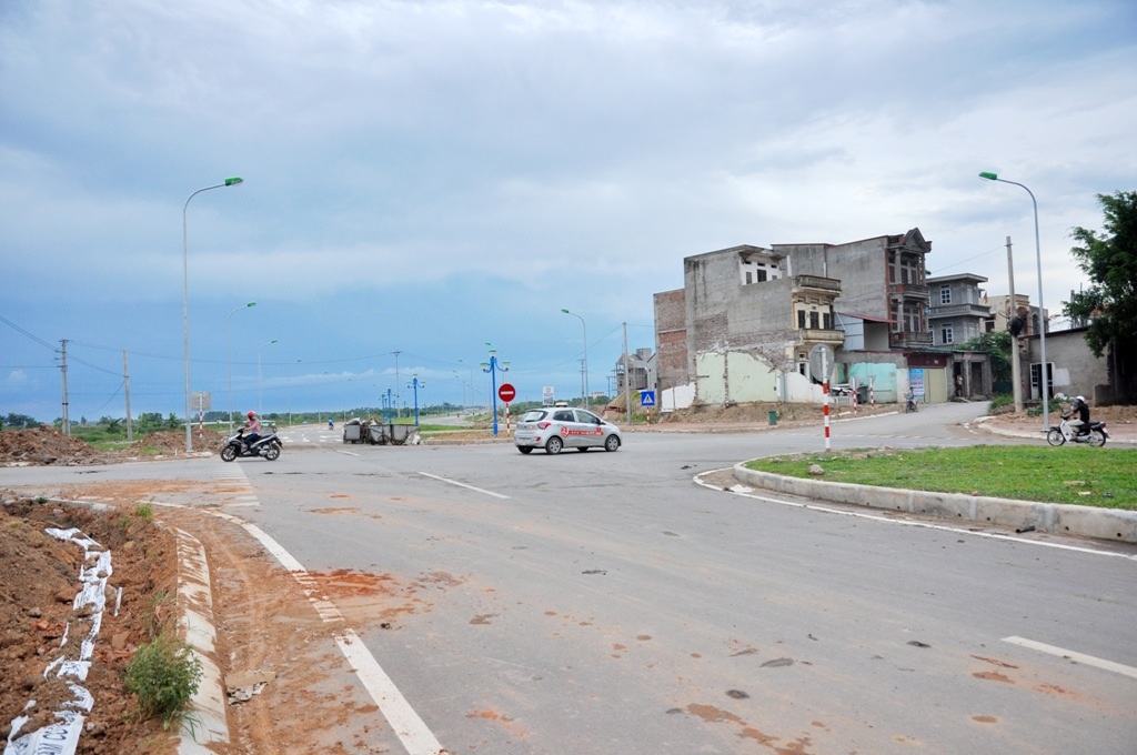 
Chưa chính thức đưa vào sử dụng nhưng tuyến đường có nhiều điểm giao cắt với đường dân sinh đã có từ trước, người dân thường xuyên qua lại. Ở những điểm giao cắt này không có biển cảnh báo cũng như hệ thống đèn tín hiệu, vòng xuyến... Trong ảnh là ngã tư Liễu Trì (Mê Linh, Hà Nội) - một điểm giao tự do như kể trên.
