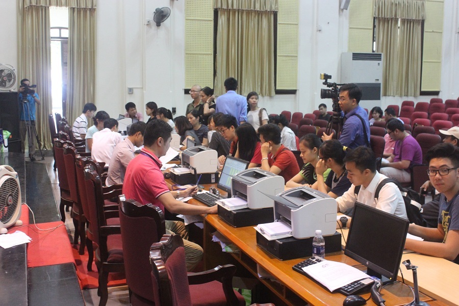 Trong buổi sáng ngày 12/8 trường ĐH Kinh Tế Quốc Dân cũng chỉ tiếp nhận khoảng 50 hồ sơ xét tuyển. Con số này được cho là thấp nhất từ đầu đợt đến giờ