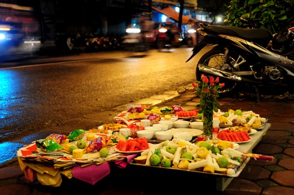 Có nên kiêng kị trong tháng "cô hồn"? - 1
Theo T.S Nguyễn Văn Vịnh, thực tế về ý nghĩa của tục cúng cô hồn chính là việc đề cao việc báo hiếu và làm phúc bố thí.