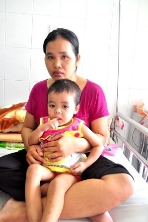 Đứa con đáng thương của một giáo viên nghèo - 2 Vợ không có việc làm, chồng là giáo viên nên đồng lương không đủ sống nhưng còn phải lo chon con nên anh Hậu rất khó khăn