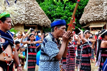 Phát triển du lịch có trách nhiệm và bền vững mang lại nhiều lợi ích - 3 Văn hóa đặc sắc của đồng bào Cơtu rất được du khách quan tâm