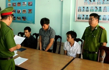 Bắt giam 3 đối tượng lừa đảo hơn nửa tỉ đồng qua mạng - 1 Các đối tượng tại cơ quan công an