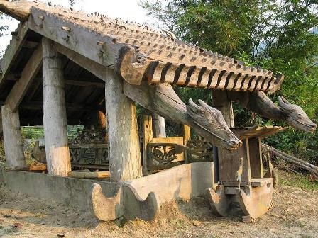 Độc đáo tượng nhà mồ của đồng bào Cơtu - 2 Một ngôi nhà mồ bằng gỗ (ở xã Ating, huyện Đông Giang) có thể xem là cổ nhất, đặc sắc nhất của người Cơtu