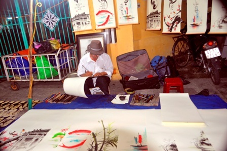 Chợ đêm đường Nguyễn Hoàng cũng có những cái thú vui riêng dược nhiều du khách tham quan, mua sắm