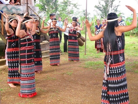 Độc đáo vũ điệu “tung tung za zá” của đồng bào Cơtu – Quảng Nam - 3 Độc đáo vũ điệu “tung tung za zá” của đồng bào Cơtu – Quảng Nam - 3