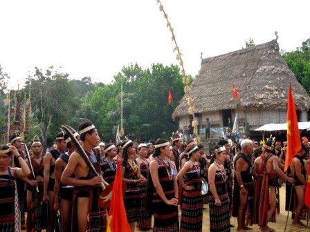 Vào các dịp lễ hội lớn của đồng bào Cơtu, không thể thiếu điệu múa tung tung za zá