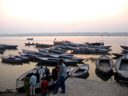 
Dịch vụ cung cấp cho du khách ngắm bình minh trên sông Hằng
