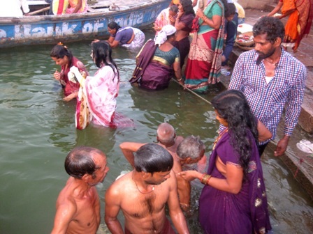 
Người dân Ấn Độ tin rằng, được tắm trên dòng sông Hằng linh thiêng sẽ được gột rửa tội lỗi
