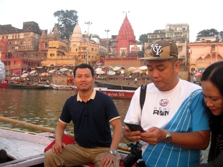 Du khách rất thích thú với tour ngắm bình minh trên sông Hằng