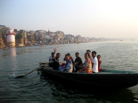 Du khách khám phá tour ngắm bình minh trên sông Hằng