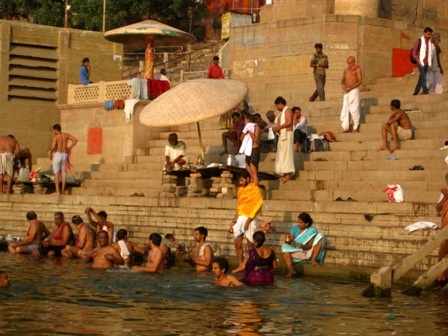 Sông Hằng rất quan trọng trong đời sống của người Ấn Độ. Người Ấn Độ mong ước được một lần tắm trên sông Hằng trước khi chết