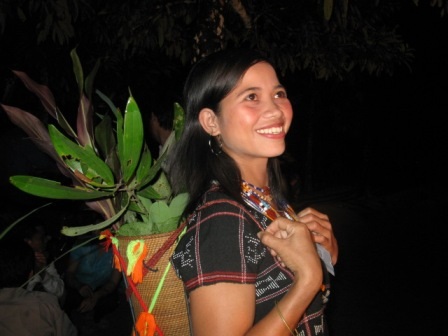 Chiếc gùi làm tôn thêm vẻ đẹp thiếu nữ Cơtu trong mùa lễ hội