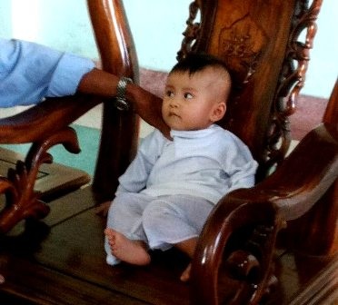 Bé gái xinh xắn bụ bẫm bị bỏ rơi trong đêm lạnh - 1
Cháu bé rất xinh xắn, dễ thương.