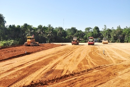 Nguy cơ “vỡ tiến độ” do thiếu vốn giải phóng mặt bằng - 2 Tuy nhiên, tuyến cao tốc trọng điểm của miền Trung này còn nhiều điểm chưa được bàn giao mặt bằng và đang đối mặt với nguy cơ chậm tiến độ do GPMB chậm
